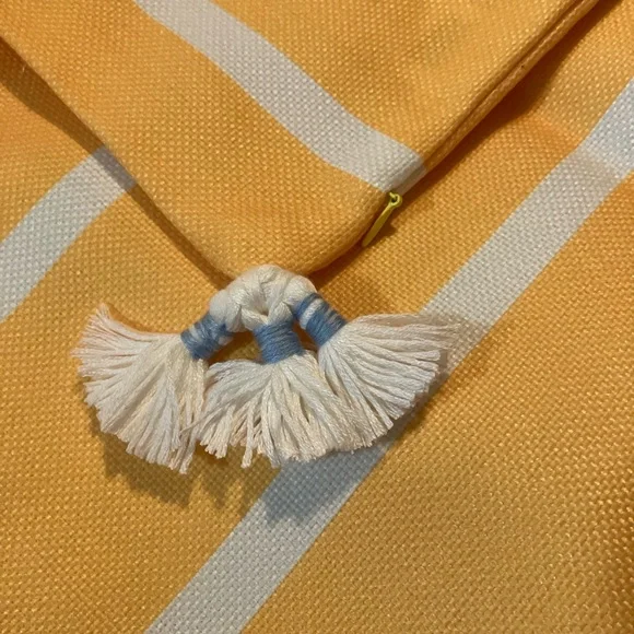 Set of 4 Decorative Floral Pillow Covers 18x18 New - Picture 7 of 9